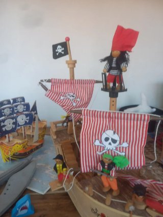 Lote Barco Pirata Madera + Barco Pop-Up+espadas