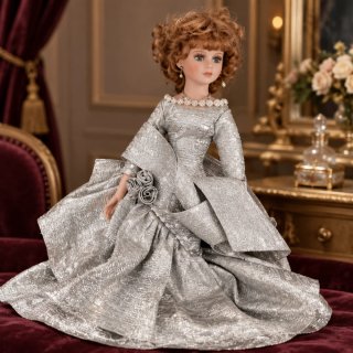 Muñeca de porcelana vestido plateado