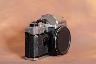 Olympus OM-10 Cámara Analógica Plata y Negra