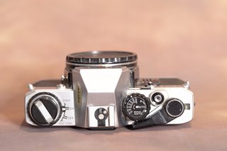 Olympus OM-10 Cámara Analógica Plata y Negra
