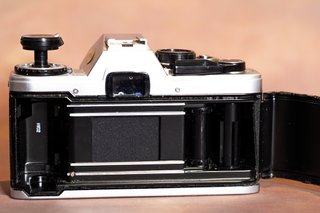 Olympus OM-10 Cámara Analógica Plata y Negra