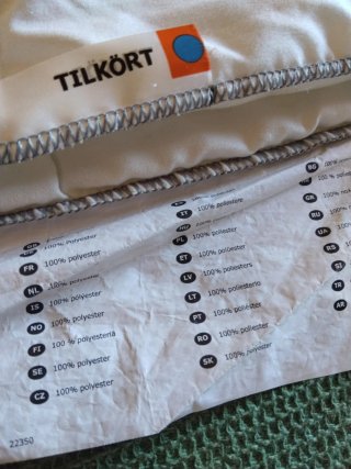 Edredón TILKÖRT y cojín blanco HAMPDÄN.