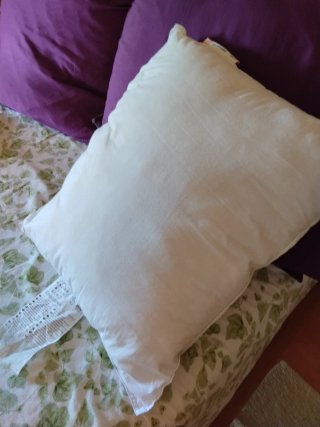 Edredón TILKÖRT y cojín blanco HAMPDÄN.