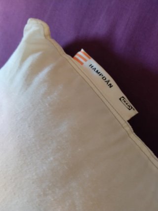 Edredón TILKÖRT y cojín blanco HAMPDÄN.