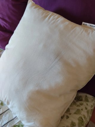 Edredón TILKÖRT y cojín blanco HAMPDÄN.