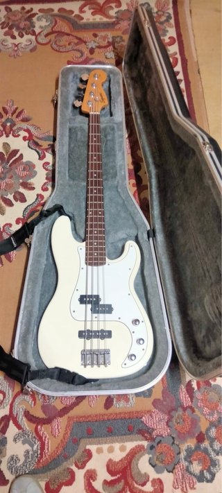 Bajo Squier 5 cuerdas blanco con funda rígida