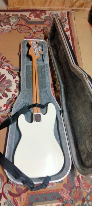 Bajo Squier 5 cuerdas blanco con funda rígida