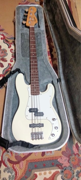 Bajo Squier 5 cuerdas blanco con funda rígida