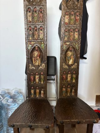 Sillas de madera tallada