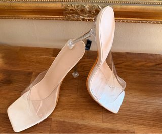 Zapatos de tacón transparentes