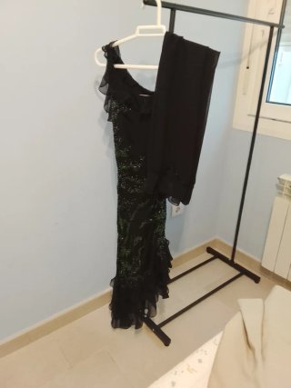 Vestido largo negro con detalles verdes