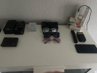 Lote de accesorios: cartera, gafas, cargador