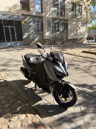 Yamaha Xmax 300 gris/azul 2021