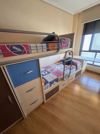 Cama juvenil con escritorio y almacenaje