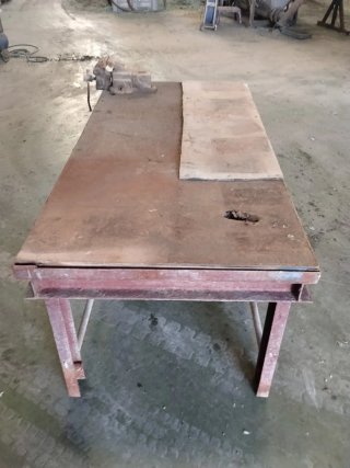 Mesa de trabajo con tornillo de banco