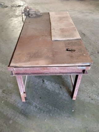 Mesa de trabajo con tornillo de banco
