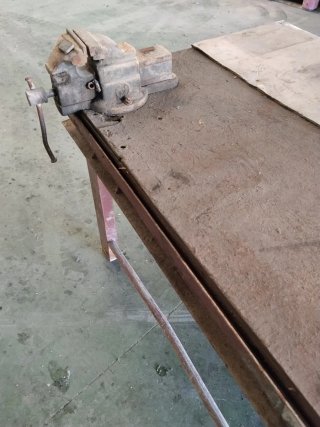 Mesa de trabajo con tornillo de banco