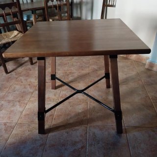 Mesa de Madera con Patas de Forja