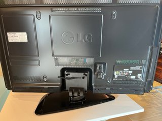 Televisor Plasma LG 42” con su peana