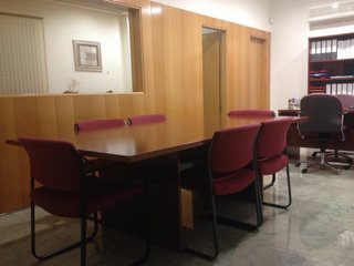 Mesa de reuniones con sillas