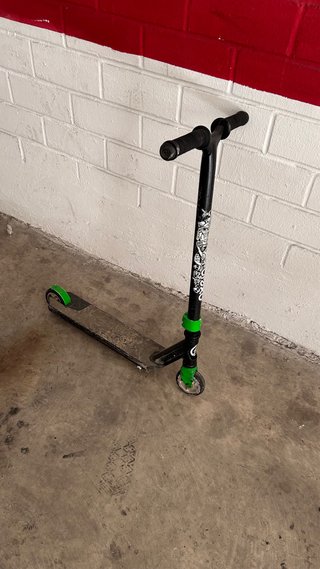 skate Patín Negro y Verde