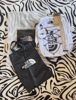 Mochila The North Face Blanca y Negra