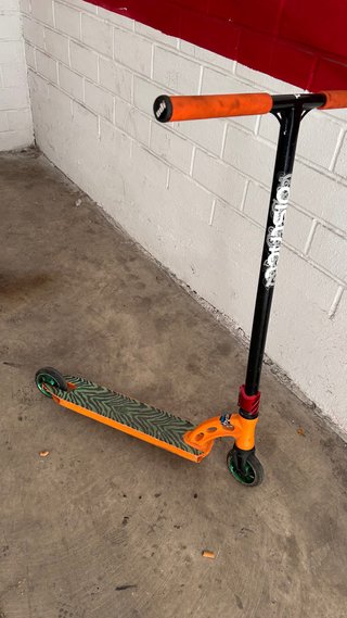 skate  naranja con diseño de cebra