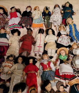 Colección de 30 Muñecas de Porcelana del Mundo
