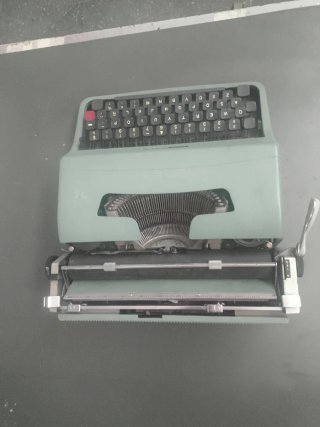 Máquina de escribir Olivetti Lettera 32