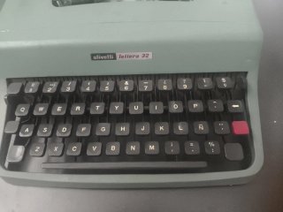 Máquina de escribir Olivetti Lettera 32