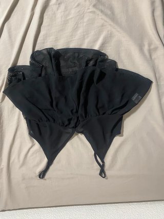 Top Mila Moda nero con decorazioni