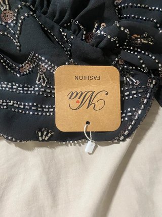 Top Mila Moda nero con decorazioni