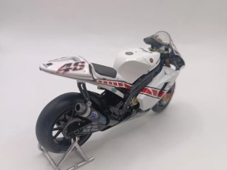 Modellino Moto Yamaha Valentino Rossi 1:18