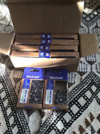 Lote de 10 cajas de cabezas plomadas Mustad
