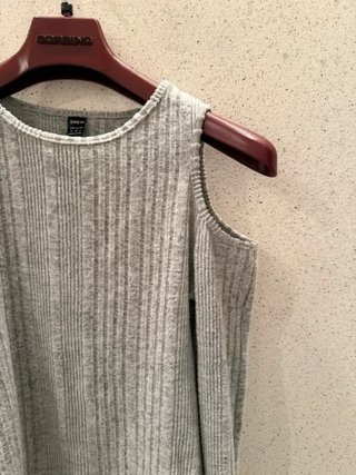 Maglioncino SORBING grigio spalle scoperte