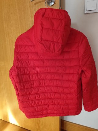 Cazadora Impermeable Roja Pull and Bear