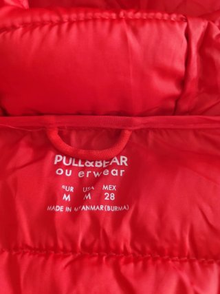 Cazadora Impermeable Roja Pull and Bear