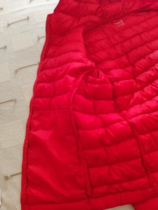 Cazadora Impermeable Roja Pull and Bear