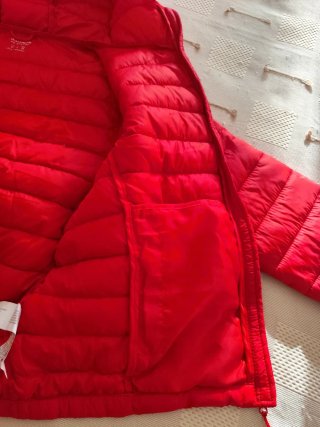 Cazadora Impermeable Roja Pull and Bear