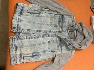 25 e. 6 prendasChaqueta vaquera con capucha hombre