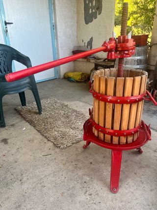 Prensa de uvas roja