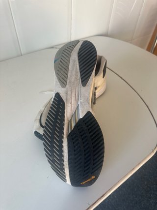 Zapatillas adidas blancas y negras