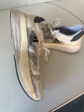 Zapatillas adidas blancas y negras