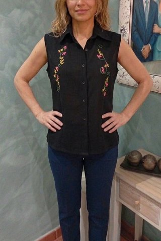 BLUSA SIN MANGAS NEGRA CON BORDADO FLORA