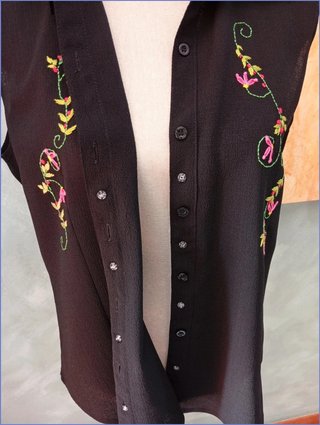 BLUSA SIN MANGAS NEGRA CON BORDADO FLORA