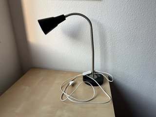 Lámpara de mesa negra