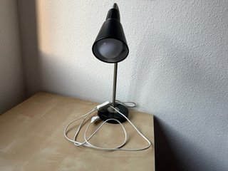 Lámpara de mesa negra