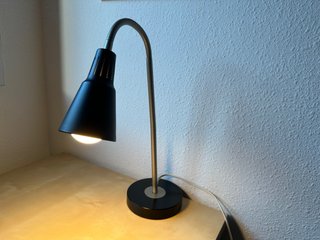 Lámpara de mesa negra