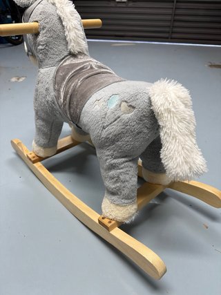 Caballito balancín de peluche gris