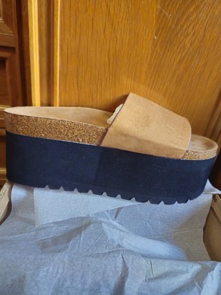 Sandalias de plataforma negras y marrones